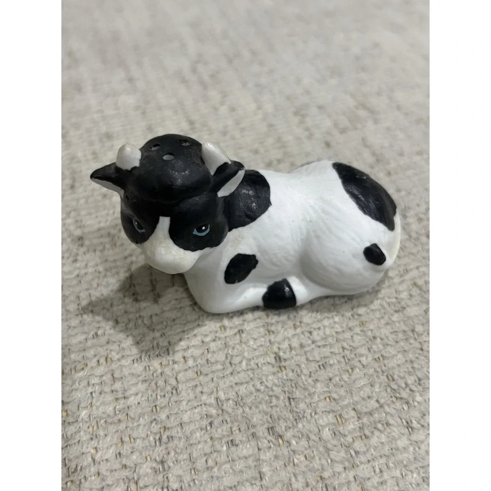 Charming vintage ceramic cow salt‎ and pepper shaker set Holstein-style cows